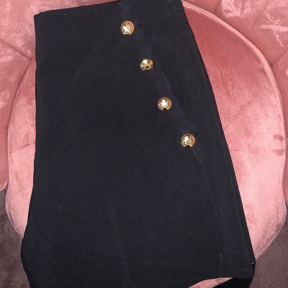 Banana Republic short with gold button detail